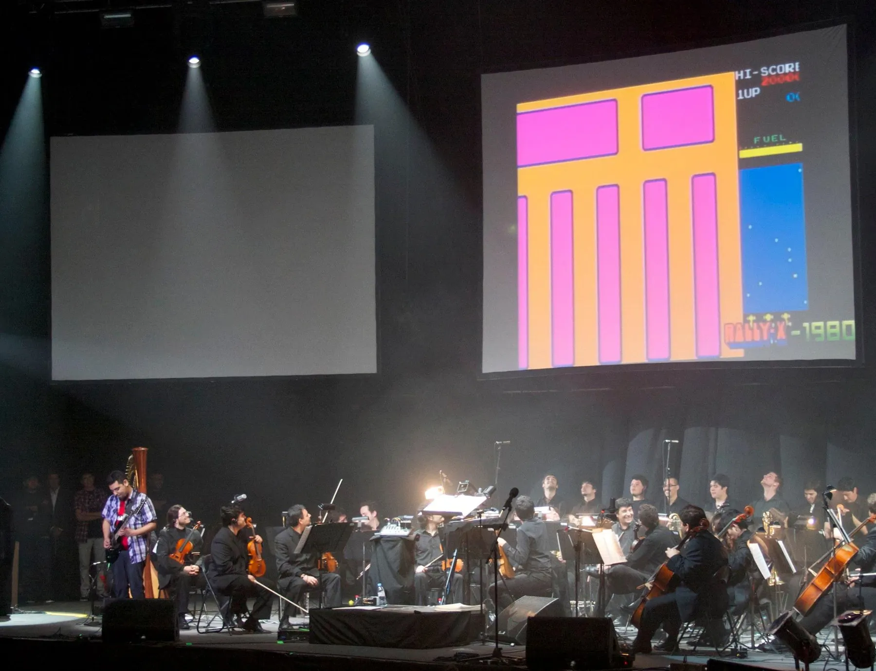 Psycho Crusher tocando guitarra junto a la orquesta en Video Games Live, Teatro Caupolicán, 2012